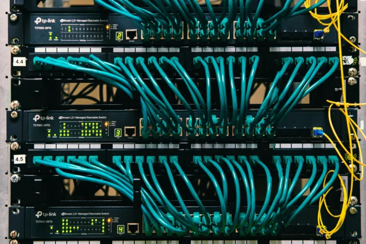 Monitoring IP czy analogowy — jakie są różnice?